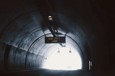 Tunnel vide avec directions