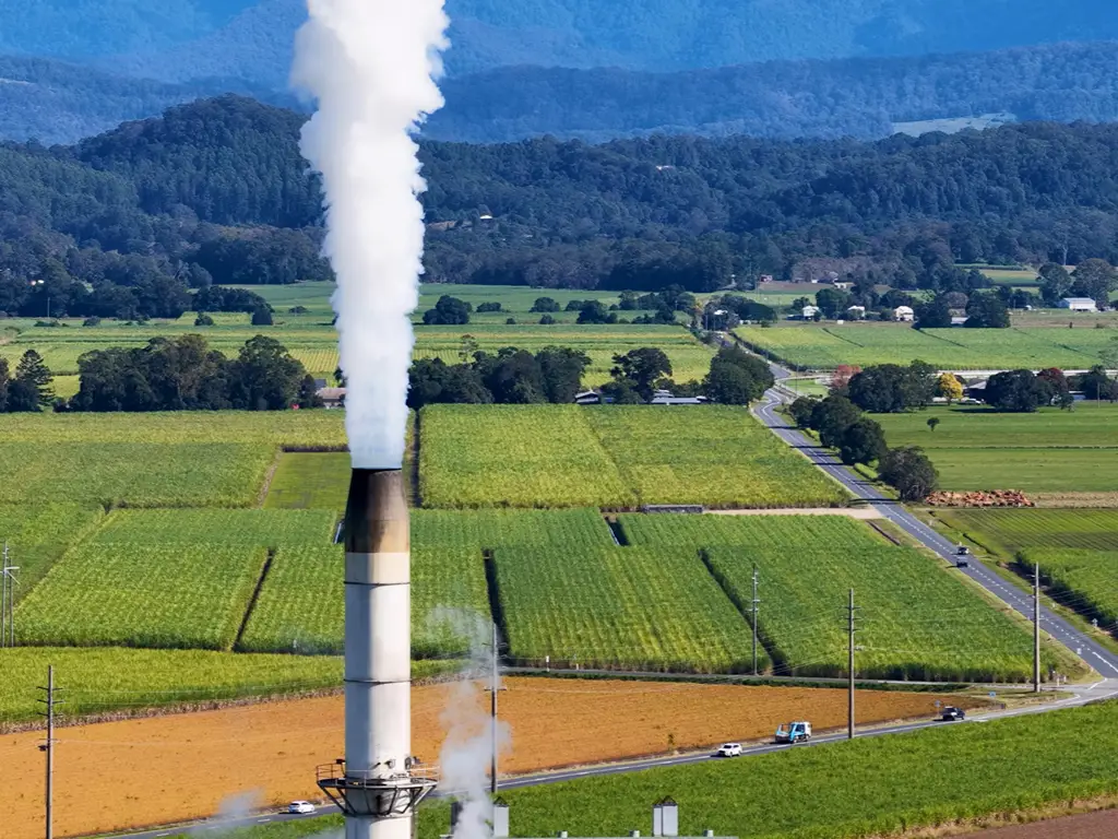 Ackerflächen rund um eine industrielle Verarbeitungsanlage für nachwachsende Rohstoffe.